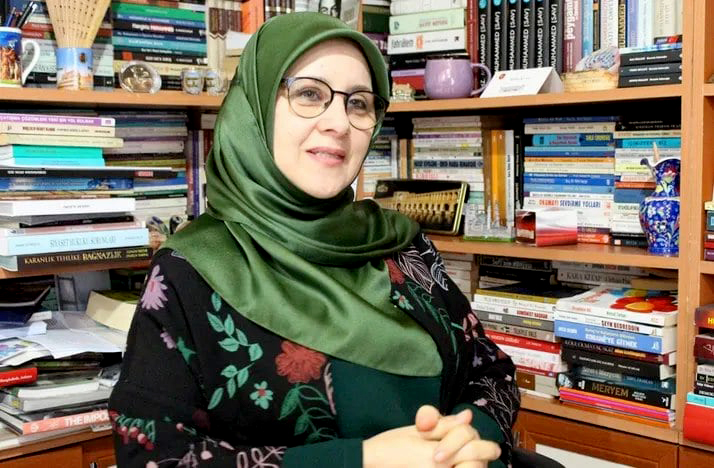 Hüda Kaya: “Başörtüsü oy kullanarak özgürleşmedi. Direnişle, ödenen bedellerle özgürleşti.”